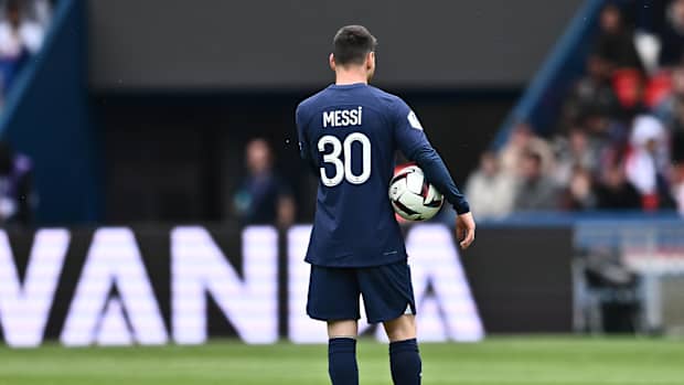 Messi de espaldas con uniforme del PSG